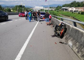 KEMALANGAN melibatkan seorang penunggang motosikal yang maut selepas merempuh sebuah lori dalam kemalangan di Jalan Lingkaran Tengah berhampiran susur ke arah Port Dickson, Seremban petang tadi. - GAMBAR/IHSAN ORANG AWAM