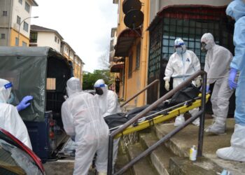 ANGGOTA bomba lengkap berpakaian PPE mengangkat mayat seorang wanita yang ditemukan dalam keadaan meniarap di dalam sebuah bilik di sebuah rumah di Flat Dahlia, Seremban 2, Seremban. - UTUSAN/ZAKKINA WATI AHMAD TARMIZI