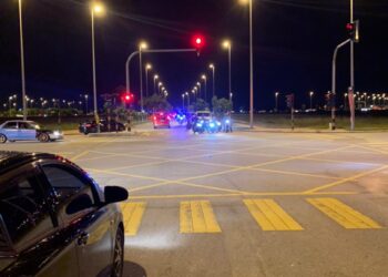 SUASANA jalan di sekitar jambatan angkat (drawbridge) yang lengang di Kuala Terengganu, malam tadi.