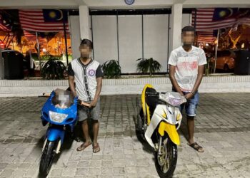 DUA suspek yang ditahan bersama motosikal mereka dalam Op Samseng Jalanan di Kuala Selangor, Selangor malam tadi.
