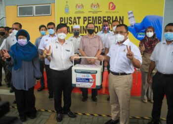CHOW Kon Yeow menerima sumbangan vaksin daripada Amirudin Shari pada majlis di PPV SP Arena di Seberang Jaya, Pulau Pinang hari ini. - UTUSAN/MOHAMAD FIRDAUS AMRAN