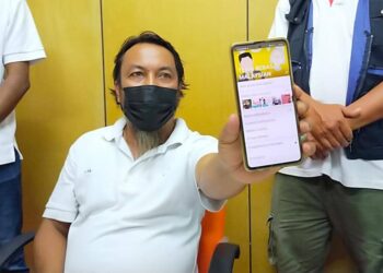 ROSLAN Ali menunjukkan kumpulan WhatsApp Team Bebas Malaysian yang mengumpulkan calon Bebas untuk bertanding pada PRU-15 dalam sidang akhbar di Ipoh. - UTUSAN/ASLIZA MUSA