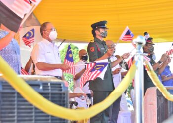 TENGKU HASSANAL Ibrahim Alam Shah (tengah) berangkat pada Sambutan Hari Kebangsaan Ke-64 Peringkat Negeri Pahang di pekarangan Majlis Bandaraya Kuantan (MBK) di Kuantan, Pahang. - UTUSAN/SHAIKH AHMAD RAZIF