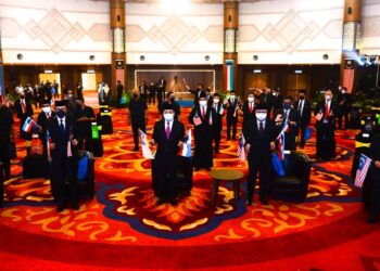 HAJIJI Noor (tengah) bersama menteri Kabinet negeri yang hadir sempena sambutan Hari Kebangsaan peringkat negeri Sabah 2021 di PPNS, Kota Kinabalu hari ini. - IHSAN JABATAN KETUA MENTERI