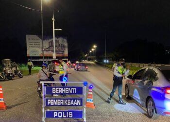 ANGGOTA trafik memeriksa pengguna jalan raya pada SJR yang dijalankan sempena Op Mabuk dan Op Samseng Jalanan.