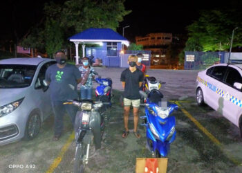 EMPAT lelaki ditahan kerana berlumba motosikal di Kilometer 20, Jalan Ipoh-Kuala Lumpur berhampiran Plaza Tol Gopeng dekat Gopeng malam tadi. - UTUSAN/IHSAN PDRM PERAK