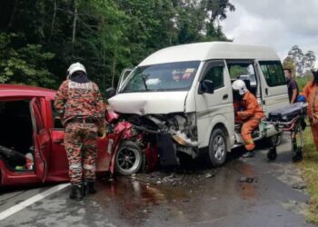 SEORANG lelaki maut dalam pertembungan dua buah kenderaan di Batu 9, Jalan Silam, Lahad Datu hari ini. - IHSAN BOMBA