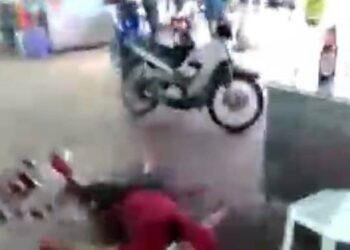 TANGKAP layar video yang tular di dalam media sosial hari ini yang mendakwa kejadian seorang lelaki diserang enam individu bertopeng dan bersenjata tajam sehingga parah di di sebuah gerai di Taman Merak, Simpang Ampat, Pulau Pinang.