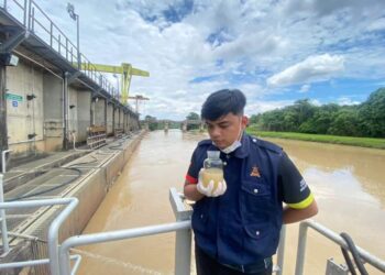 ANGGOTA LUAS sedang memeriksa bau sampel air yang diambil dari Sungai Semenyih berikutan pencemaran dikesan berlaku di sana dan Sungai Rinching, Selangor.