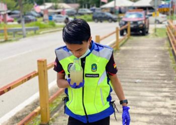 ANGGOTA LUAS sedang memeriksa bau sampel air yang diambil dari Sungai Semenyih berikutan pencemaran dikesan berlaku di sana dan Sungai Rinching, Selangor.
