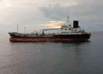 KAPAL tangki berdaftar di Mongolia yang ditahan kerana disyaki bersauh secara haram di perairan Johor Timur di Tanjung Siang di Kota Tinggi, Johor.