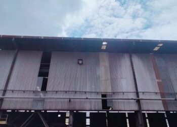 KILANG tempat seorang lelaki maut selepas terjatuh dari bumbung di Taman Perindustrian Bukit Raja, di Klang, Selangor.