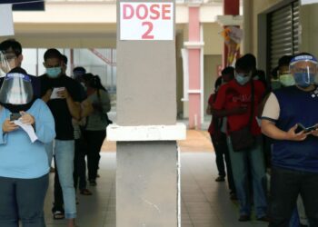 PEKERJA industri yang hadir melengkapkan vaksinasi di Pusat Pemberian Vaksin (PPV) melalui Program Imunisasi Industri Covid-19 Kerjasama Awam-Swasta (PIKAS) di Bayou Convention Centre, Bukit Katil, Melaka. -  UTUSAN/RASUL AZLI SAMAD