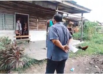 SEORANG lelaki dipercayai penghulu kampung memarahi seorang individu kerana ingkar arahan kuarantin dan keluar dari rumah walaupun positif Covid-19 di Kampung Melayu, Padang Besar, Perlis.- UTUSAN