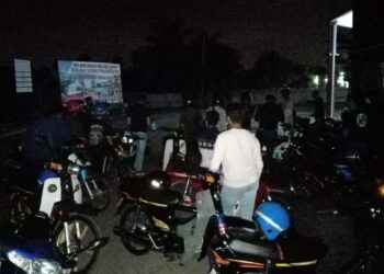 SEBAHAGIAN daripada sembilan lelaki yang ditahan selepas didapati berkumpul tanpa mematuhi SOP di Kulim semalam.