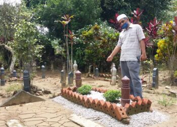 AHMAD Ahmad Fisal Md. Tahir menunjukkan keadaan kubur yang didakwa tidak terkesan dalam tragedi kepala air di Tanah Perkuburan Islam Masjid Jame' Badlishah, Yan hari ini. - UTUSAN/OTHMAN YAHAYA