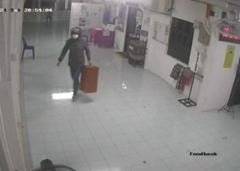 RAKAMAN CCTV menunjukkan seorang wanita   mencuri tabung masjid di Masjid Padang Pauh, Padang Besar, Perlis, Sabtu lalu.