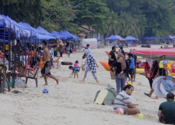 PANTAI peranginan di Port Dickson kembali meriah  dikunjungi pengunjung yang mengambil peluang cuti hujung minggu lalu untuk berkelah bersama keluarga.-UTUSAN/MOHD. SHAHJEHAN MAAMIN.