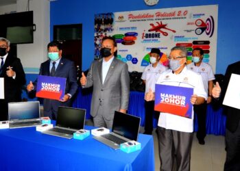 HASNI Mohammad (tengah) ketika melakukan lawatan kerja dan penyerahan komputer riba di Jabatan Pendidikan Johor di Johor Bahru. -UTUSAN/RAJA JAAFAR ALI