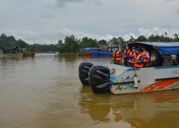 TUAN Ibrahim Tuan Man (kanan) melawat lokasi paip dasar sungai Tangki Berangan yang patah berdekatan Pulau Sekati di  Kuala Terengganu hari ini. - PUQTRA HAIRRY ROSLI