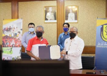 NORDIN Kardi (kiri) dan Timbalan Naib Canselor Akademik dan Hal Ehwal Pelajar USAS, Datuk Dr. Wan Sabri Wan Yusof menunjukkan NOU antara USAS dan MSN Perak yang ditandatangani secara maya hari ini. - UTUSAN