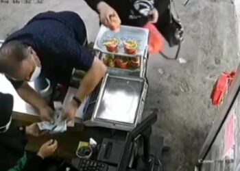 TANGKAP layar CCTV seorang juruwang disyaki dipukau lelaki dipercayai warga asing dalam kejadian di sebuah kedai runcit di Jalan Iskandar di Kampar, kelmarin. - UTUSAN/MEDIA SOSIAL