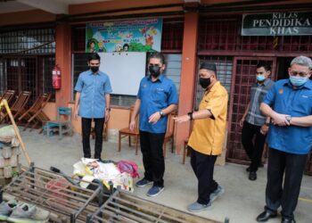 RADZI Jidin (dua kiri) melihat kesan kerosakan akibat bencana kepala air di SK Haji Nyak Gam, Yan hari ini. - UTUSAN/SHAHIR NOORDIN