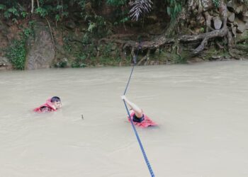 OPERASI mencari dan menyelamat mangsa dihanyutkan arus di Sungai Kionsom, Inanam di Kota Kinabalu diteruskan pagi ini. - IHSAN BOMBA