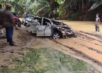 KENDERAAN mangsa yang dibawa keluar pada pukul 11.28 pagi di Sungai Dambai, Jalan Kionsom Lama, Inanam di Kota Kinabalu. - IHSAN MEDIA SOSIAL