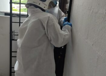 ANGGOTA bomba terpaksa memecahkan pintu sebuah rumah di Flat Kampung Melayu, Ayer Itam, Pulau Pinang hari ini sebelum menemukan mayat seorang wanita warga emas.