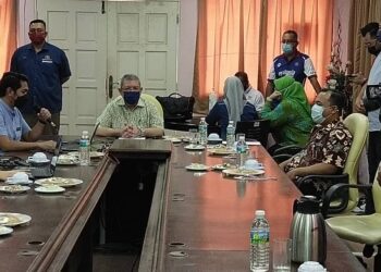 SAIFUDDIN Abdullah (duduk, tengah) menghadiri taklimat serta menyampaikan cenderahati kepada petugas kesihatan di Pejabat Kesihatan Daerah Kuantan di Kuantan, Pahang.