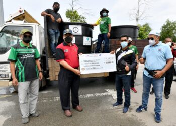 AHMAD Amzad Hashim (dua dari kiri) menyampaikan replika cek dalam program misi bantuan air di dataran jambatan angkat (drawbridge) di Kuala Nerus hari ini.