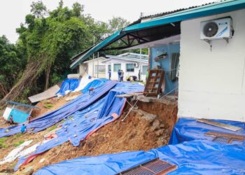 KEADAAN cerun runtuh yang berlaku di Hospital Queen Elizabeth, Kota Kinabalu.