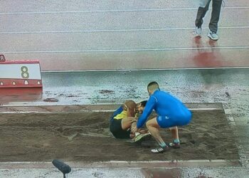 ATLET Greece, Athanasios Prodromou (kanan) menjadi orang pertama menghulurkan bantuan selepas Latif dilihat cedera sewaktu bertanding di Sukan Paralimpik 2020, hari ini.