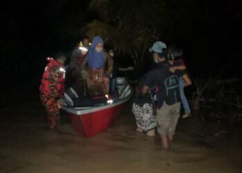 ANGGOTA bomba memindahkan 28 penduduk di Batu 10, Kampung Laut Skudai ekoran banjir kilat di Johor Bahru, Johor.