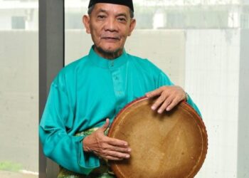 ARIPIN Said lengkap berpakaian baju Melayu termasuk bersamping dan bersongkok yang menjadi identiti dan budaya orang Melayu sejak zaman berzaman.