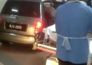 TANGKAP layar sebuah kereta yang dipandu masuk sehingga ke ruang legar Jabatan Kecemasan dan Trauma HRPB Ipoh semalam. - UTUSAN/MEDIA SOSIAL