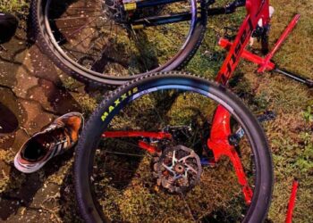 KEADAAN basikal mangsa yang terlibat kemalangan dengan sebuah kereta di Jalan Sultan Nazrin Shah di Ipoh semalam. - UTUSAN/MEDIA SOSIAL