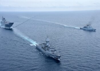 KAPAL HMAS Canberra, HMAS Anzac dan KD Lekiu belayar dalam formasi semasa MASTEX 2021 di perairan Selat Melaka selama tiga hari bermula Khamis lalu dan berakhir semalam. - UTUSAN/IHSAN TLDM