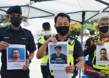 PETER Umbuas (tengah) menunjukkan gambar ketiga-tiga banduan yang melarikan diri dari PKRC Dewan Arena, Tawau tengah malam tadi.