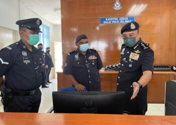 SHAFIEN Mamat (kanan) meninjau persiapan kaunter perkhidmatan di Balai Polis Jelawat, Bachok, hari ini. - UTUSAN/TOREK SULONG