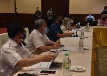 Dr. Radzi Jidin ketika mempengerusikan sesi libat urus  bersama wakil guru dan Persatuan Ibu Bada dan Guru (PIBG) di bawah Jabatan Pendidikan Wilayah Persekutuan