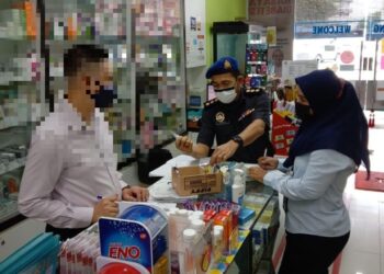 PENGUATKUASA Kementerian Perdagangan Dalam Negeri dan Hal Ehwal Pengguna (KPDNHEP) Terengganu melakukan pemantauan harga runcit maksimum kit ujian pantas (RTK) antigen secara kendiri di premis farmasi dan klinik di negeri ini, hari ini.