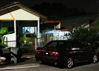 MAYAT seorang wanita ditemukan dalam keadaan tergantung di kipas di sebuah rumah di Taman Teratai, Senawang, Seremban. - UTUSAN/AFIFI HAFIZ MOHD. NOR