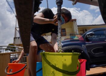 AIR Selangor menggerakkan lori-lori tangki agihan bagi memastikan kelangsungan bekalan air di kawasan terjejas terutama di premis awam seperti hospital. - GAMBAR HIASAN