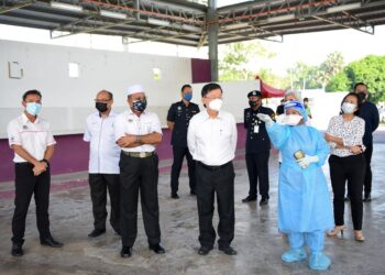 CHOW KON YEOW diberi penerangan mengenai perjalanan operasi Pusat Persampelan & Pemakaian Gelang Bagi Kontak Rapat SPT di Kompleks Sukan MBSP dan Kolam Renang Jalan Betek, Bukit Mertajam, Pulau Pinang hari ini.