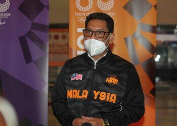 AHMAD FAIZAL AZUMU dalam sidang akhbar ketika hadir menyambut kepulangan kelompok terakhir kontinjen Malaysia dari Sukan Paralimpik 2020 Tokyo  di KLIA, Sepang, hari ini.- UTUSAN/FAISOL MUSTAFA