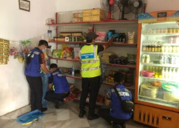 ANGGOTA penguatkuasa MPK sedang melakukan pemeriksaan terhadap barangan yang dijual di sebuah premis di Taman Indah Sungai Pinang, Klang, Selangor semalam - UTUSAN/MOHAMAD NAUFAL MOHAMAD IDRIS