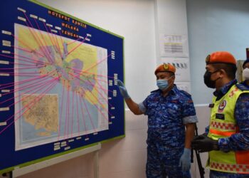 CUTHBERT JOHN Martin Quadra (kanan) diberikan penerangan ketika melawat PKOD Melaka Tengah dan PKOB di Ayer Keroh, Melaka. - UTUSAN/DIYANATUL ATIQAH ZAKARYA