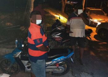 KESEMUA suspek ditahan dalam Op Cantas di kawasan Taman Air Merbau, Jasin, Melaka. - UTUSAN/DIYANATUL ATIQAH ZAKARYA